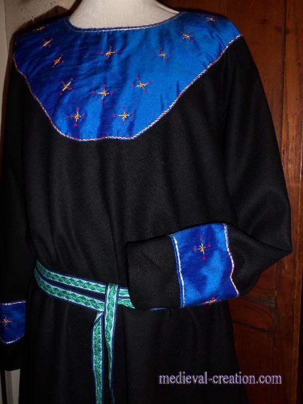 Tunique Laine noire à appliqués de Soie brodée Tunique Laine noire à appliqués de Soie brodée