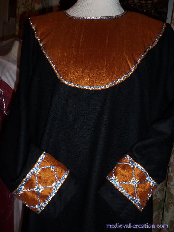 Tunique Laine noire à appliqués de Soie brodée Tunique Laine noire à appliqués de Soie brodée