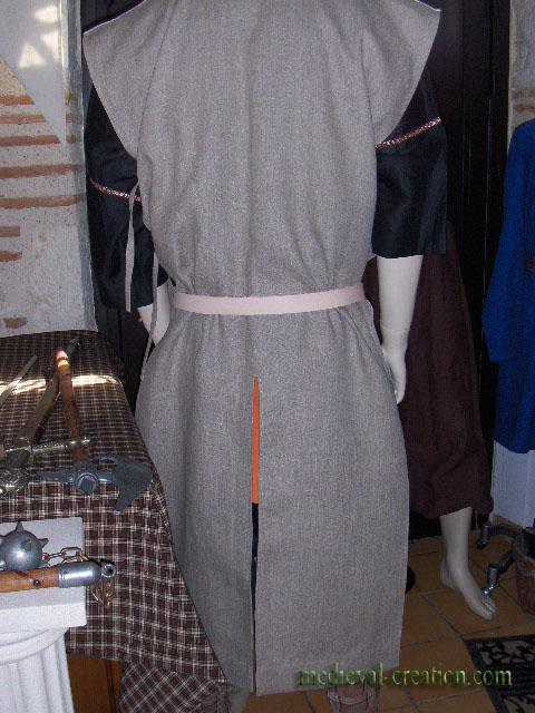 Tabard Lin noir Croix pattée Lin écru Hand made Tabard Lin noir Croix pattée Lin écru Hand made