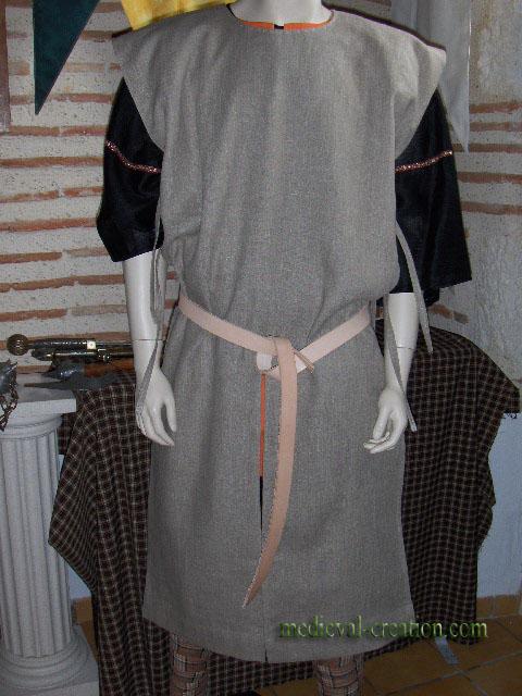 Tabard Lin noir Croix pattée Lin écru Hand made Tabard Lin noir Croix pattée Lin écru Hand made