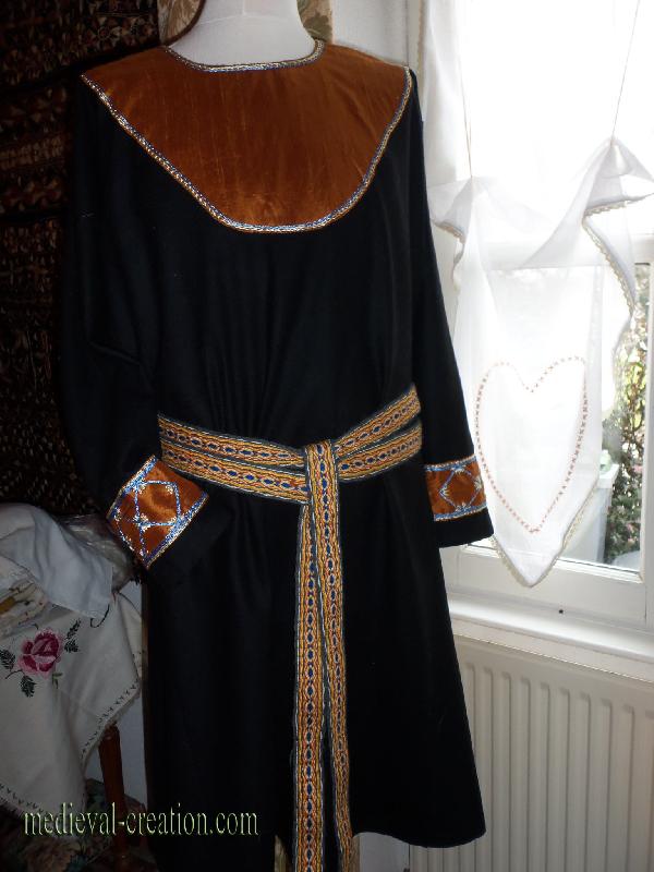 Tunique Laine noire à appliqués de Soie brodée Tunique Laine noire à appliqués de Soie brodée