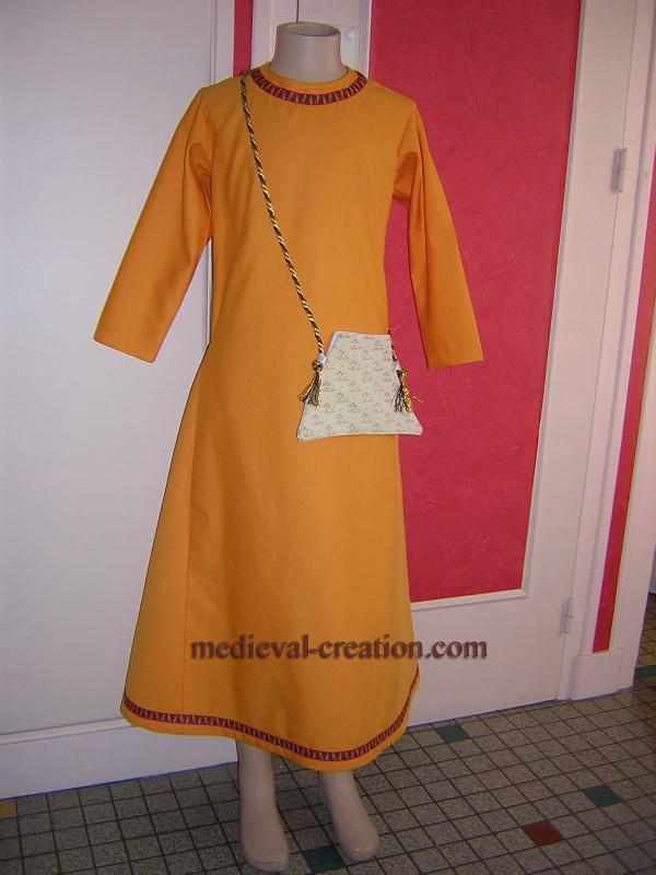 Robe médiévale Cotte ou Bliaut Toile Or et galon Robe médiévale Cotte ou Bliaut Toile Or et galon