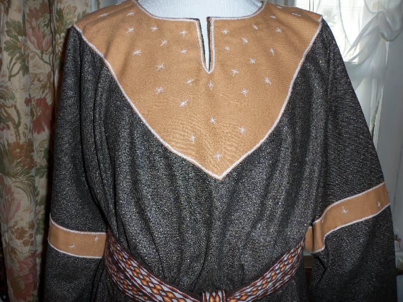 Bliaut Tunique Laine Saxon appliqué brodé main Bliaut Tunique Laine Saxon appliqué brodé main