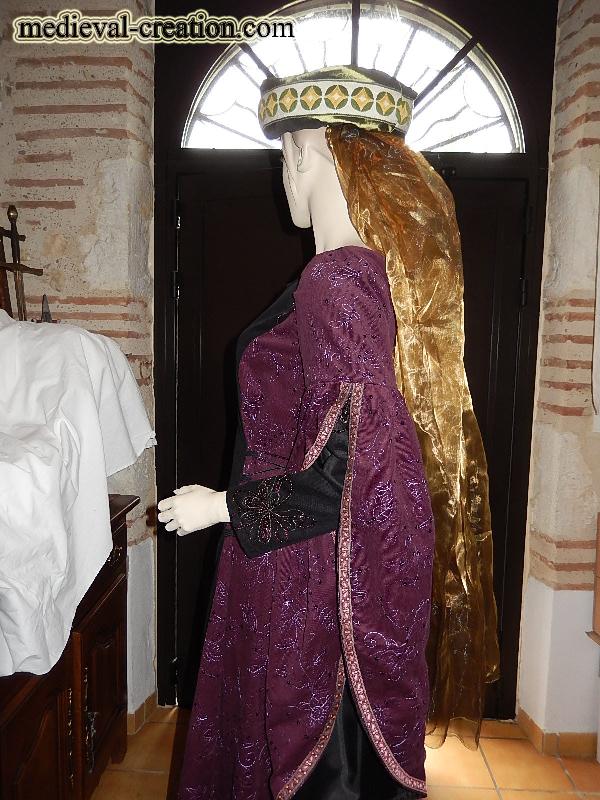 Mariage Dame noble en Velours rebrodé et sequins