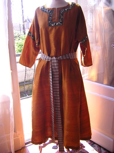Byzance Bliaut Robe Soie sauvage et Galon
Byzance Bliaut Robe Soie sauvage et Galon