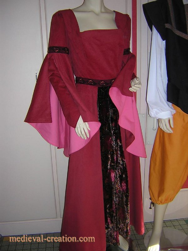 Dame Caroline Costume Mariage Médiéval en Velours Dame Caroline Costume Mariage Médiéval en Velours